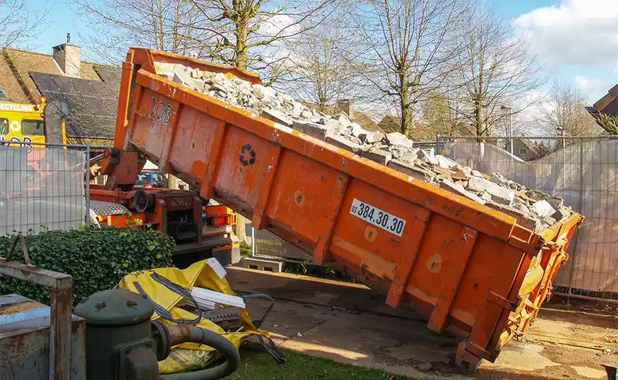 Dit is waarom een container huren onmisbaar is bij een grote verbouwing