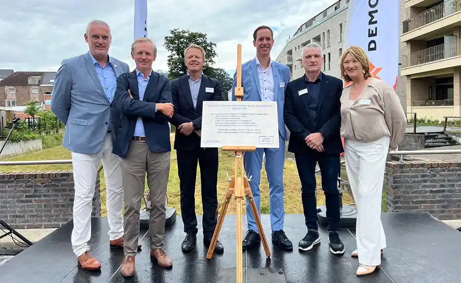 Burgemeester De Graef huldigt nieuw stadsdeel Ezeldijk officieel in