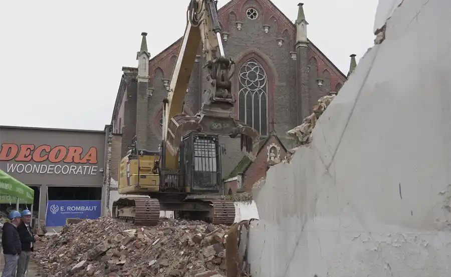 Paterskerk in Eeklo eindelijk opnieuw zichtbaar na afbraakwerken panden aan de Markt