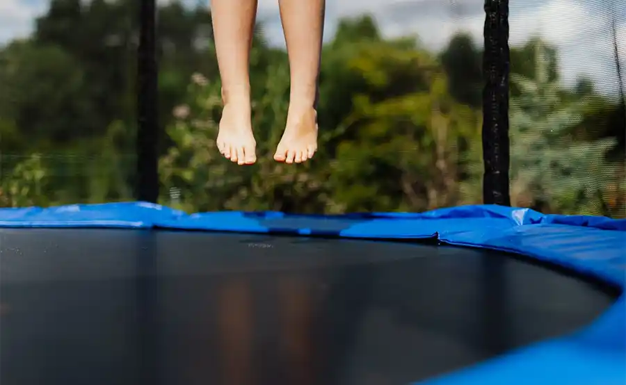 De ideale plek in je tuin voor een trampoline: waar moet je op letten?