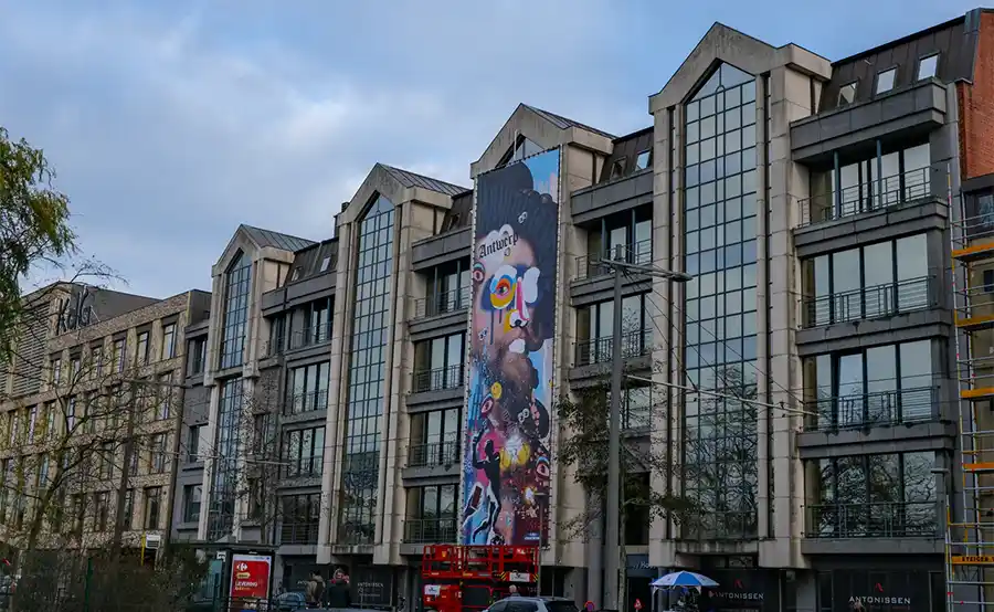 15 meter hoog graffitikunstwerk van Rubens kondigt nieuw studentencomplex aan