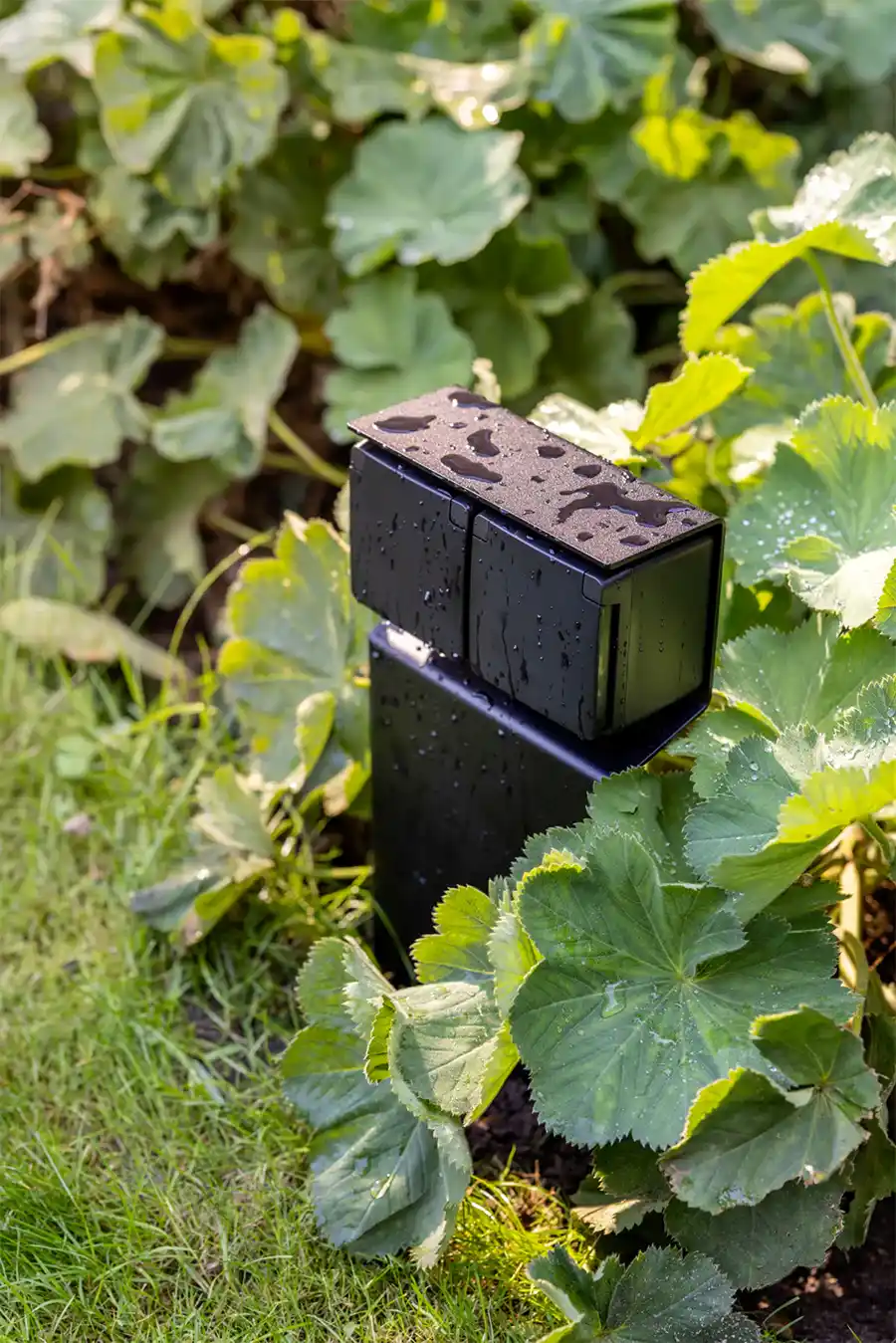 Handige stroomvoorziening in de tuin met de nieuwe Niko Hydro tuinpaal essential