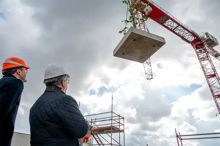 Burgemeester De fauw plant meiboom op hoogste gebouw van klimaatvriendelijke woonbuurt Boevrie