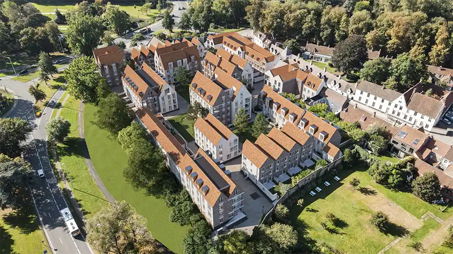 Burgemeester De fauw plant meiboom op hoogste gebouw van klimaatvriendelijke woonbuurt Boevrie