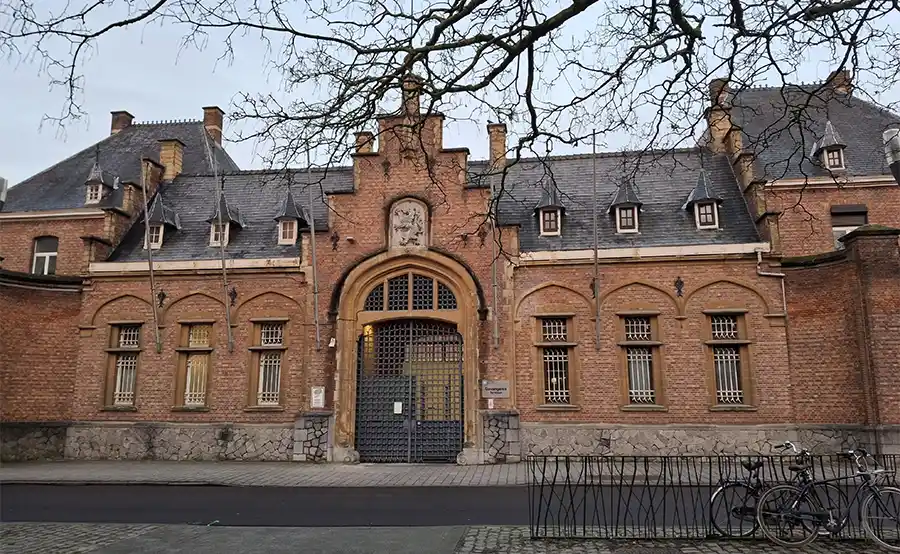 Renovatie daken ambtswoningen en poortgebouw gevangenis Turnhout gestart