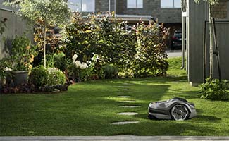 /Husqvarna-introduceert-twee-nieuwe-robotmaaiers-voor-de-kleinere-tuin/